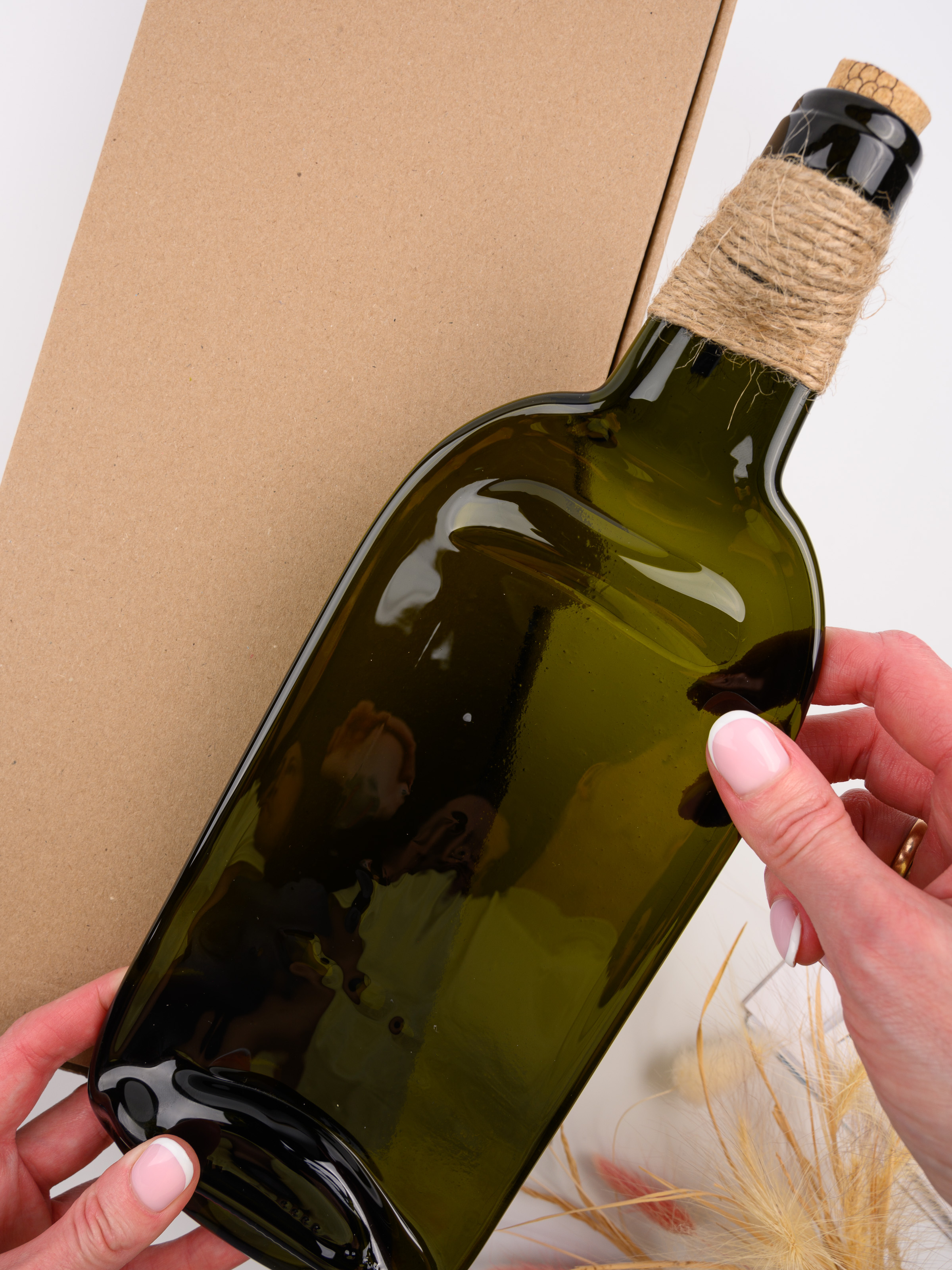 Плоская тарелка из винной бутылки с пробкой